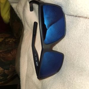 Costa Rinconcito sunglasses wits case and lense cleaner